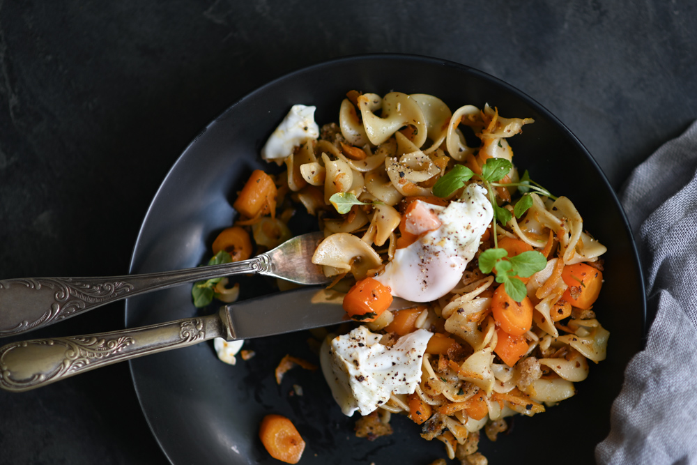 Pasta with carrots and garlic