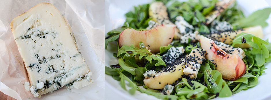 Rocket salad with blue cheese, pears and sesame seeds