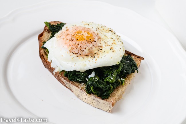 15 minutes Breakfast Recipe: Toast with Spinach and Egg – Travel For Taste