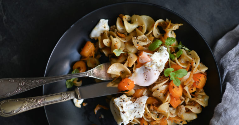 Pasta with carrots and garlic